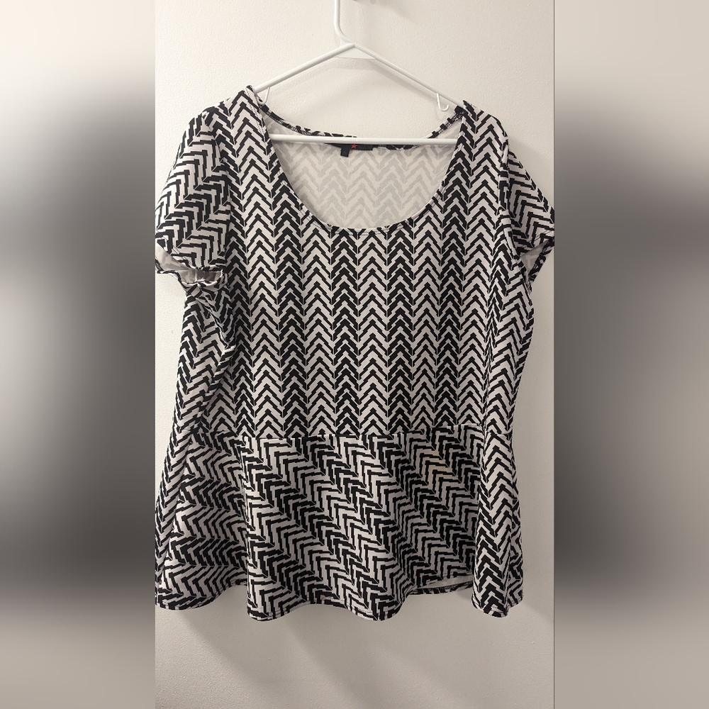 MXM brand size 2X top black and white